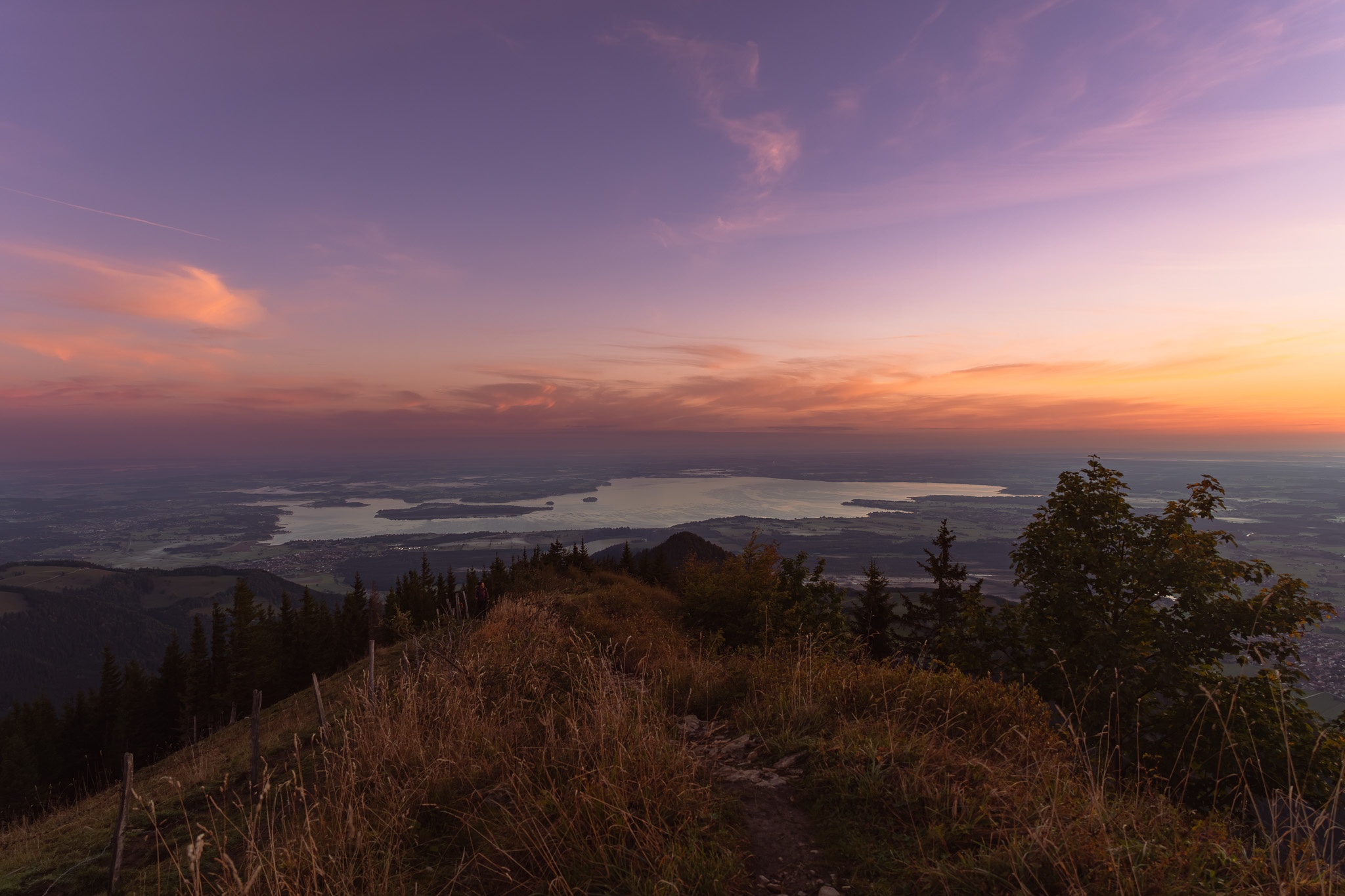 Chiemsee mit Chiemgauer Alpen im Abendlicht Weiter Blick über den Chiemsee und die Chiemgauer Alpen im warmen Abendlicht
