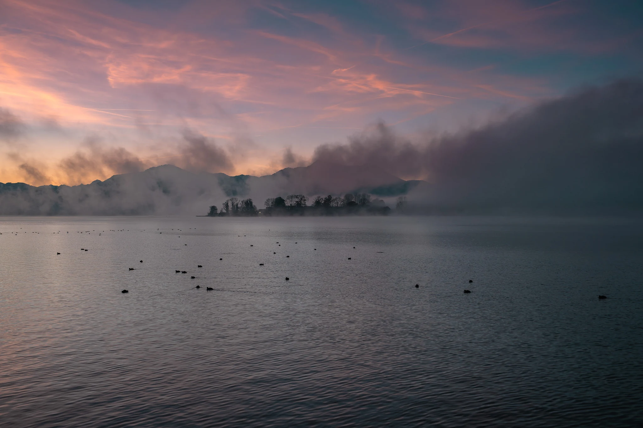 Sonnenaufgang in Gstadt – Chiemsee, Nebel und Fraueninsel Sonnenaufgang über dem Chiemsee bei Gstadt mit Morgennebel und Blick zur Fraueninsel