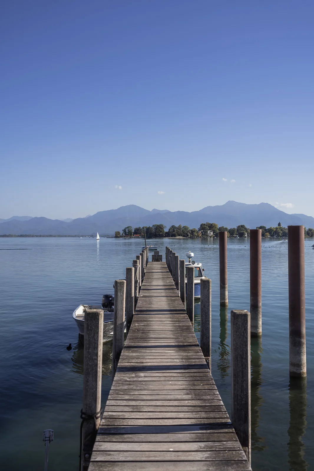 Steg in Gstadt mit Blick auf Chiemsee und Alpen Holzsteg in Gstadt am Chiemsee mit Blick über den See zu den Chiemgauer Alpen