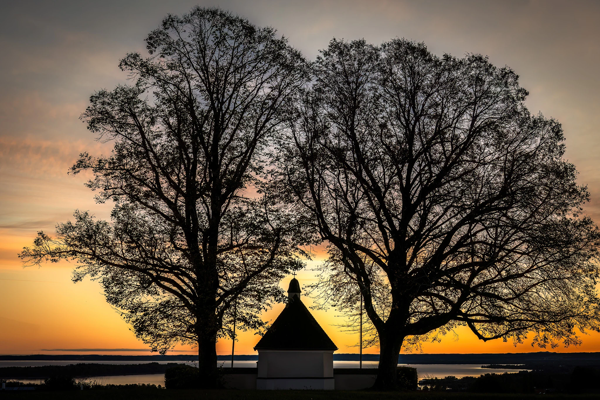 Kriegergedächtniskapelle in Hittenkirchen mit weiter Aussicht bei Sonnenaufgang