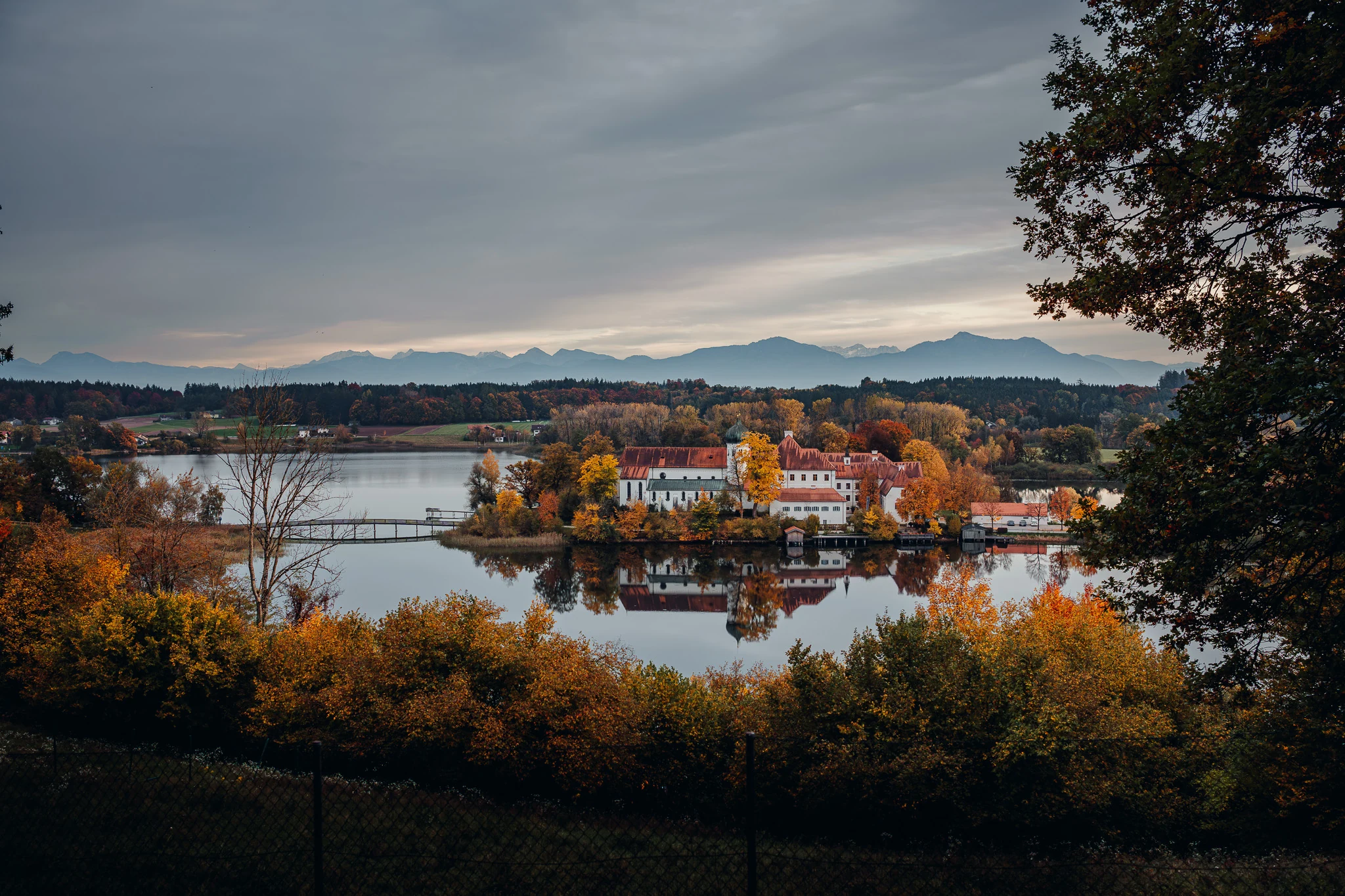 Kloster Seeon mit Chiemgauer Alpen Kloster Seeon mit den Chiemgauer Alpen im Hintergrund