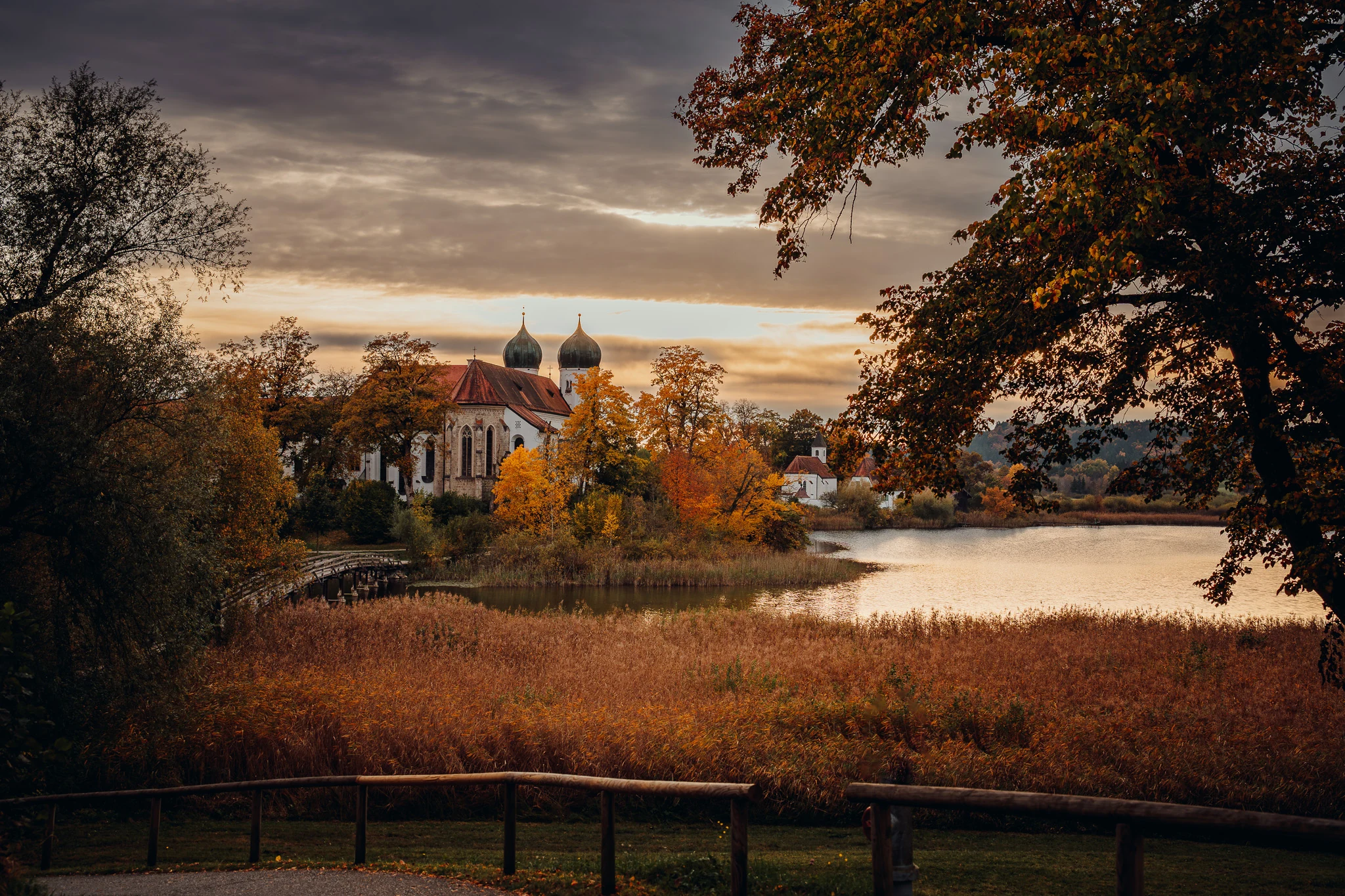 Kloster Seeon in goldenem Licht bei Sonnenuntergang