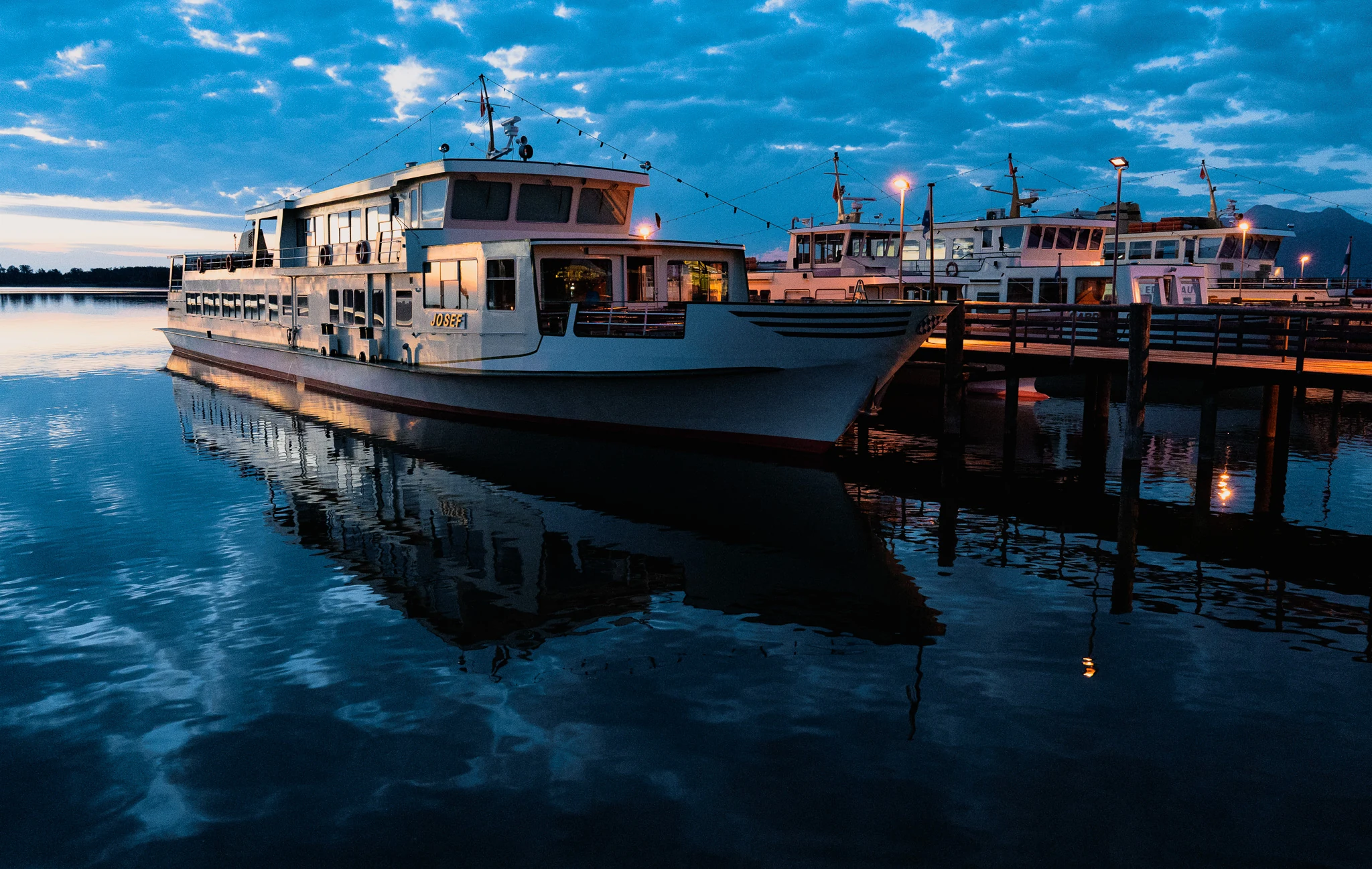Dampfersteg in Prien bei Sonnenaufgang mit Chiemsee-Schiff