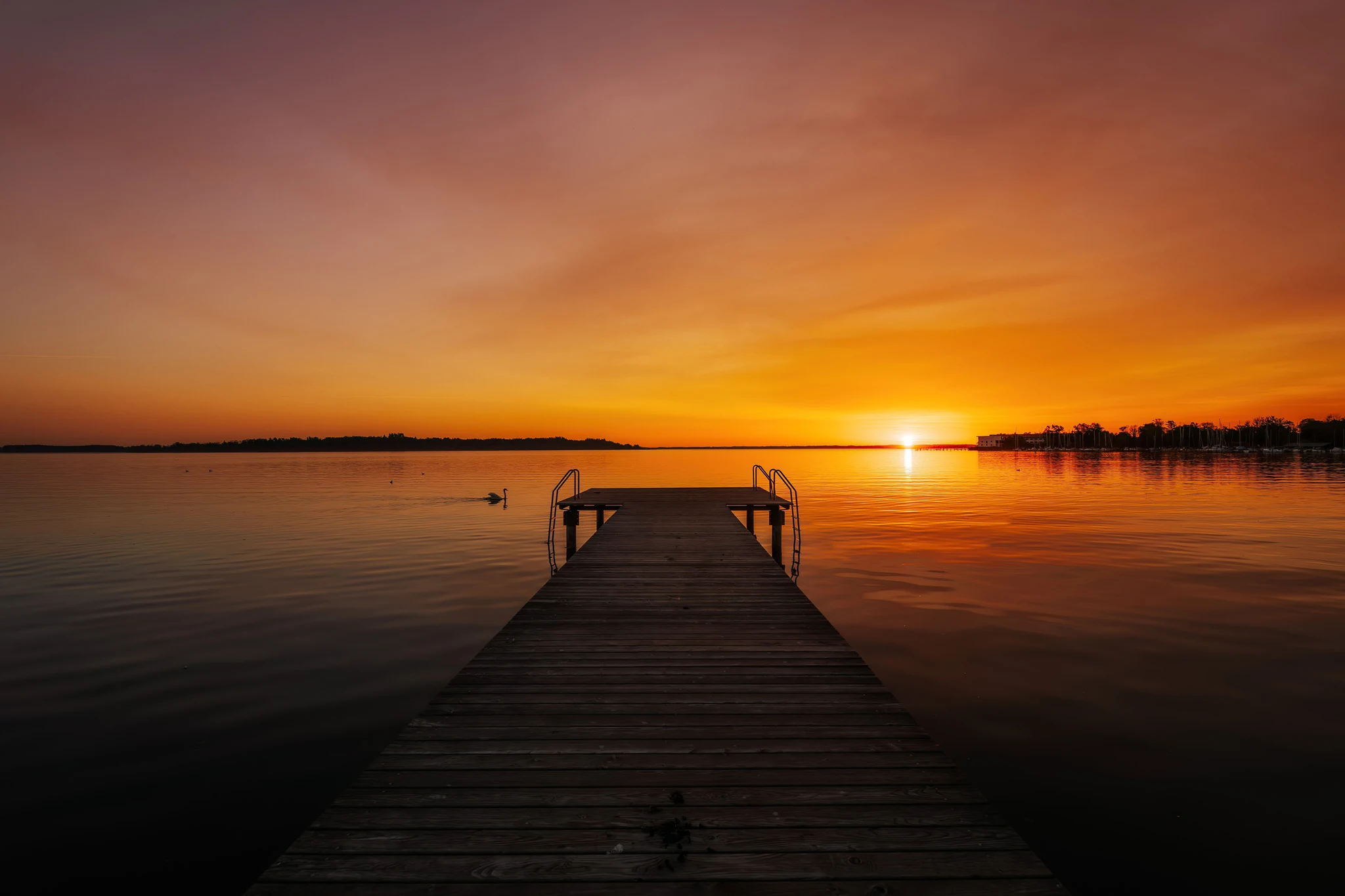 Sonnenaufgang am Strandbad Bernau mit weitem Blick über den Chiemsee