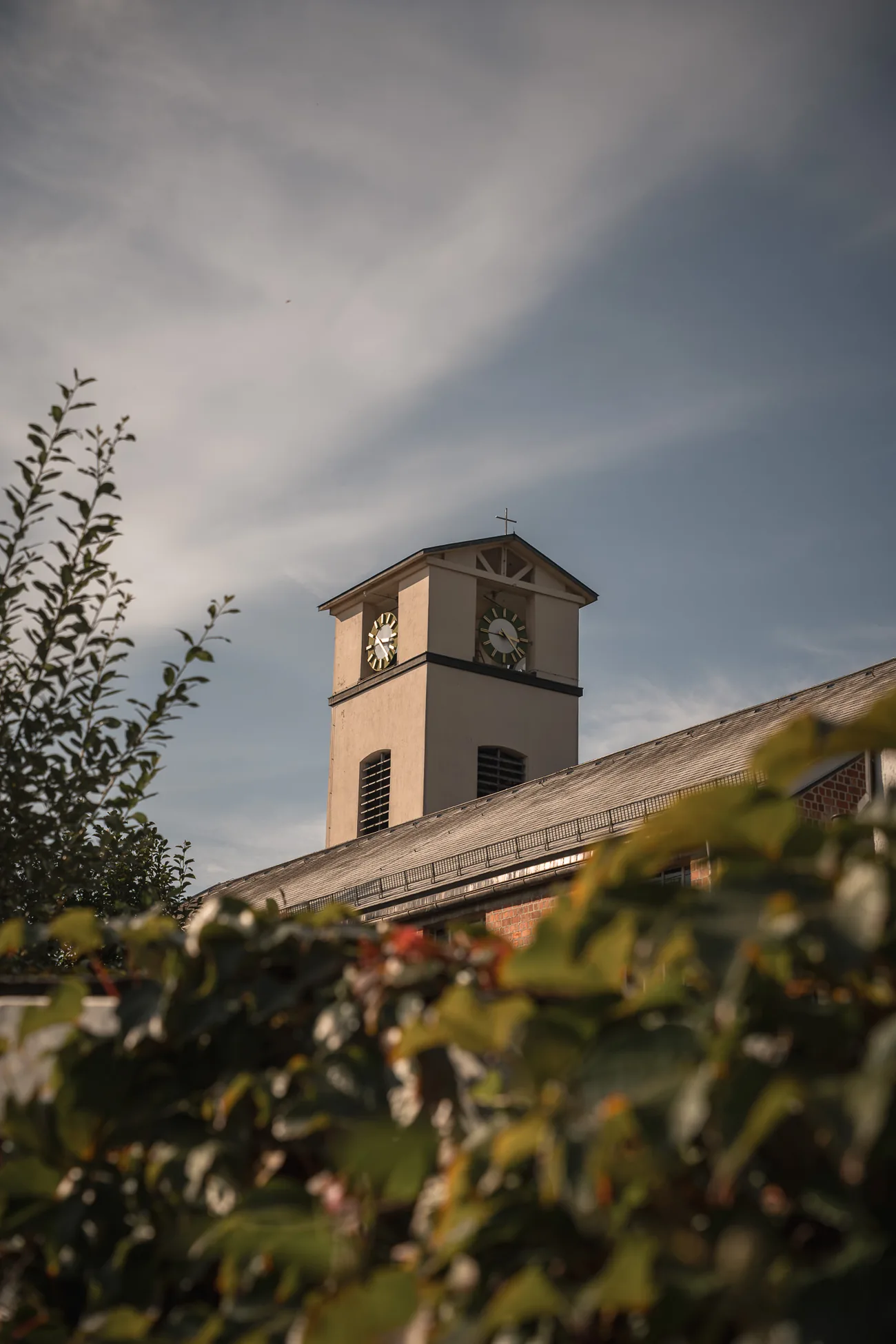 Kirchturm in Traunreut Kirchturm über den Bäumen im Zentrum von Traunreut