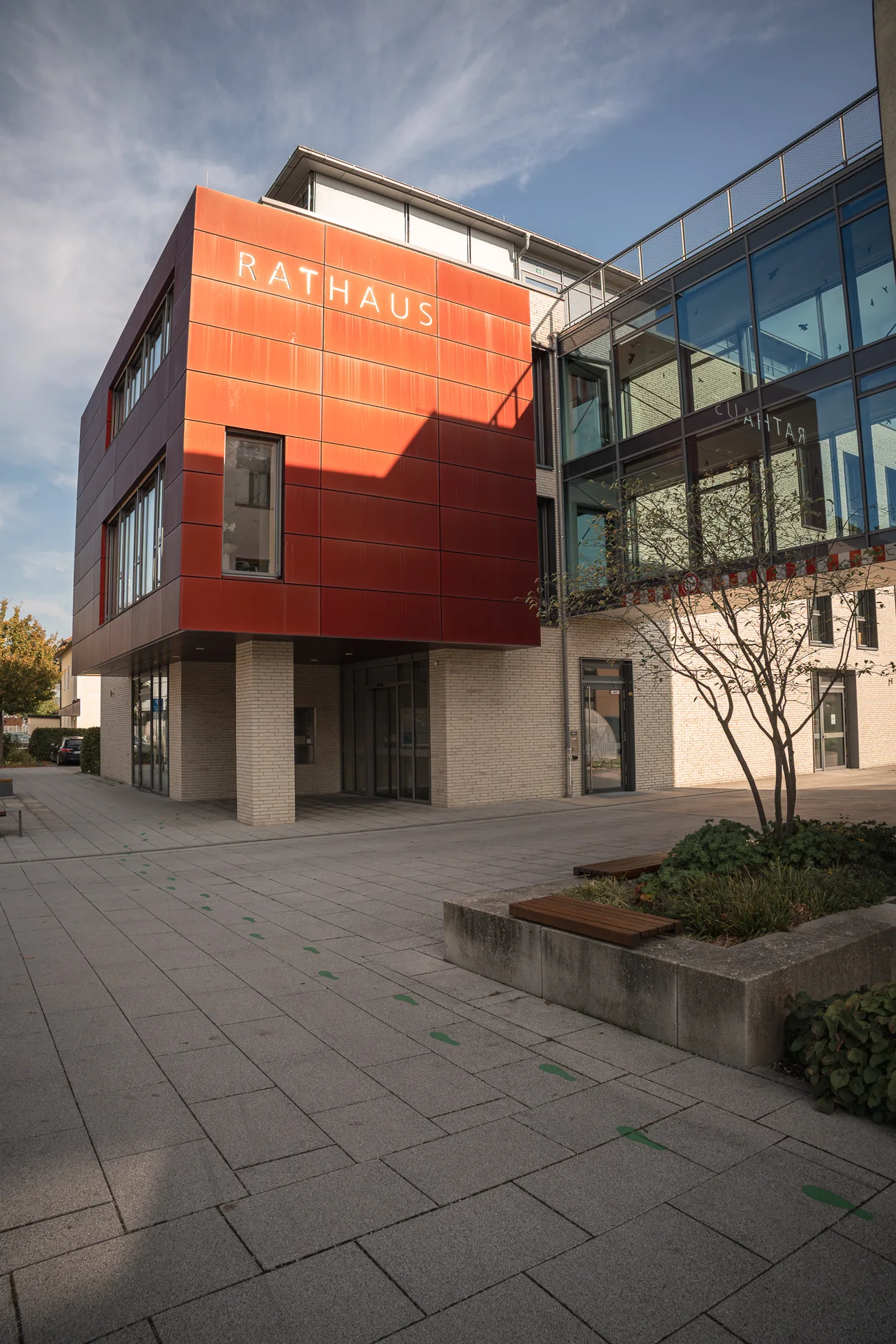 Eingang am Rathaus Traunreut Eingang des Rathauses Traunreut mit roter Fassade und Glasfront