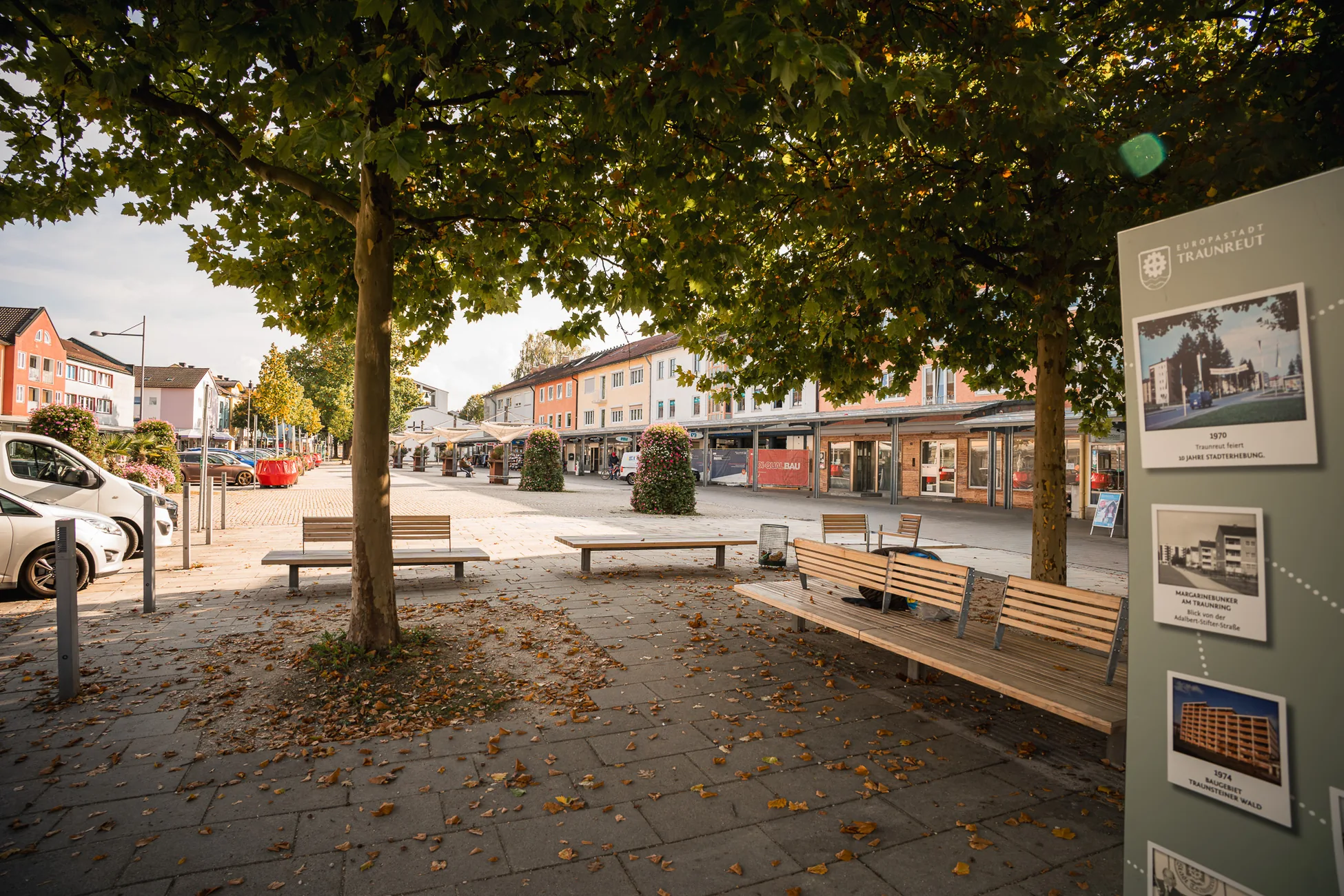 Rathausplatz in Traunreut Baumbestandener Platz mit Sitzbänken im Zentrum von Traunreut