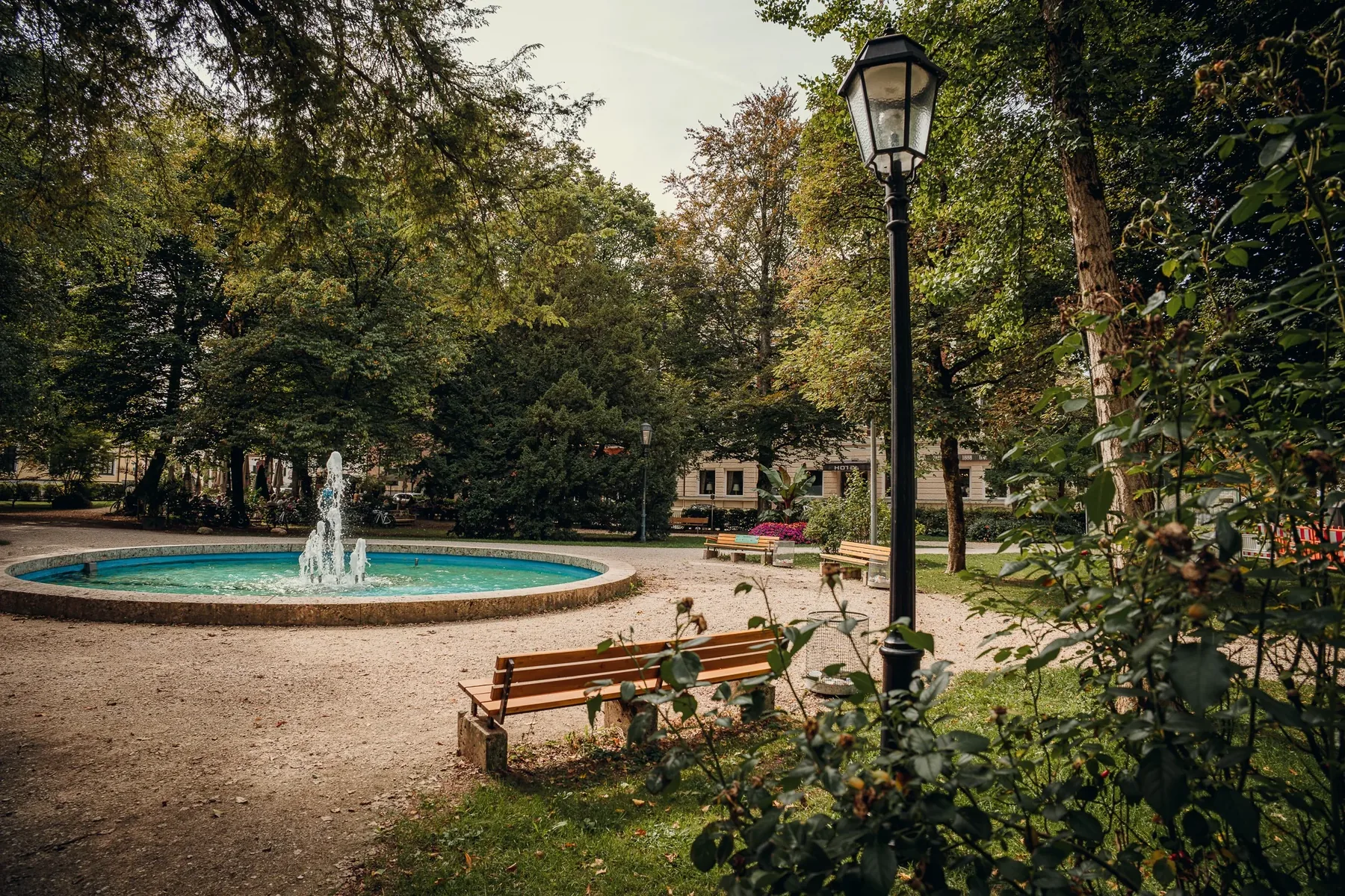 Stadtpark Traunstein mit Springbrunnen und alten Bäumen