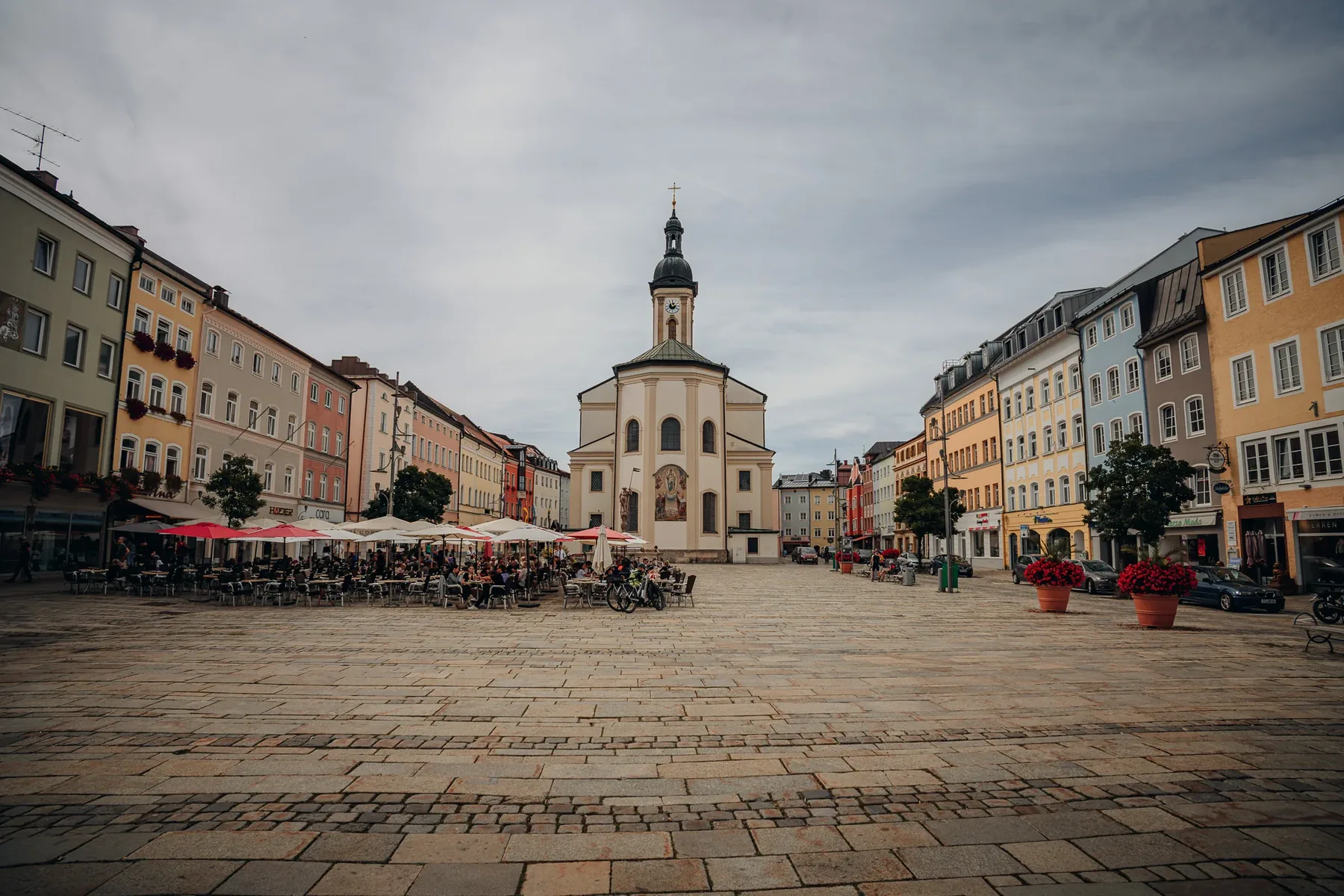 Stadtplatz Traunstein mit Stadtpfarrkirche St. Oswald und historischen Fassaden